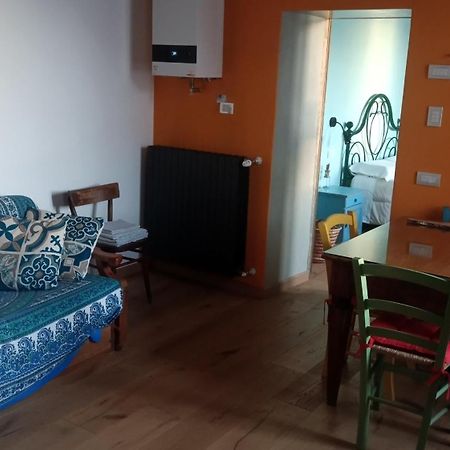 Namaste Apartment Fiumelatte Варена Екстериор снимка